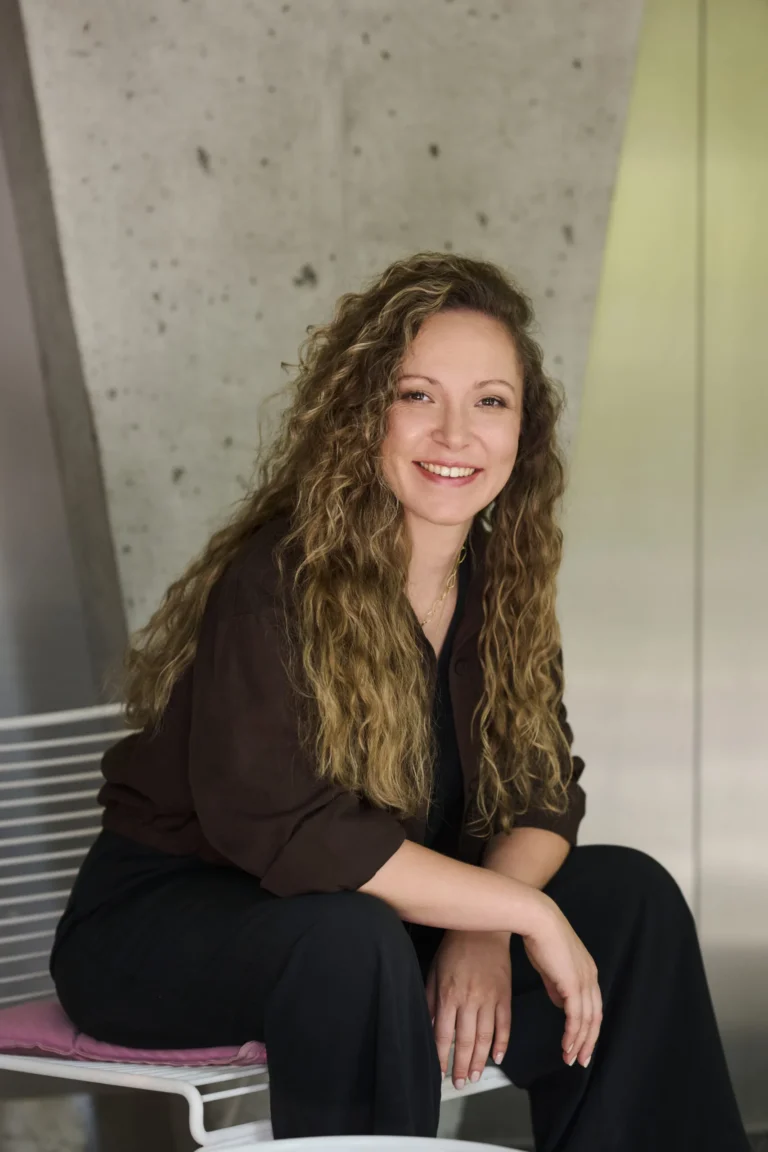 Tina sitzend in Raum